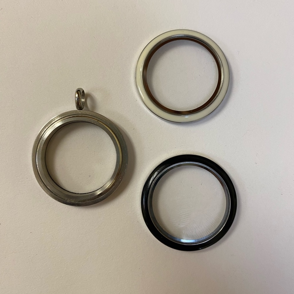Origami Owl locket with one black and one cream Twist face